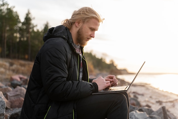 Joven nómada digital viajando en invierno