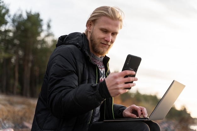 Joven nómada digital viajando en invierno