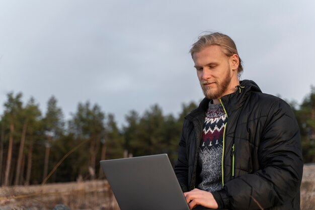 Joven nómada digital viajando en invierno