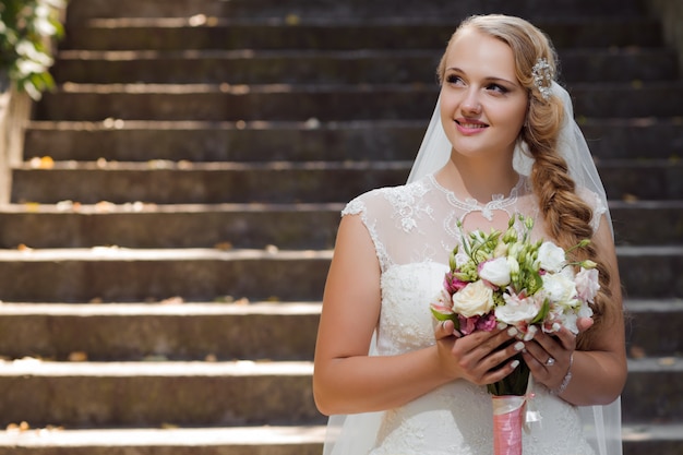 Foto gratuita joven novia en el día de la boda