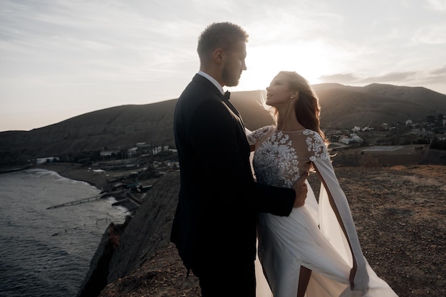 Joven novia feliz en vestido de novia y novio