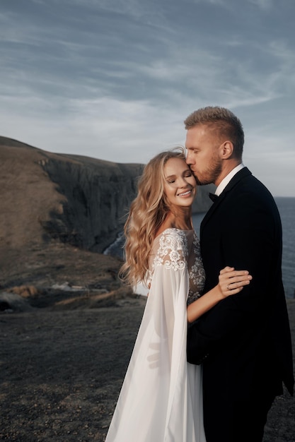 Joven novia feliz en vestido de novia y novio