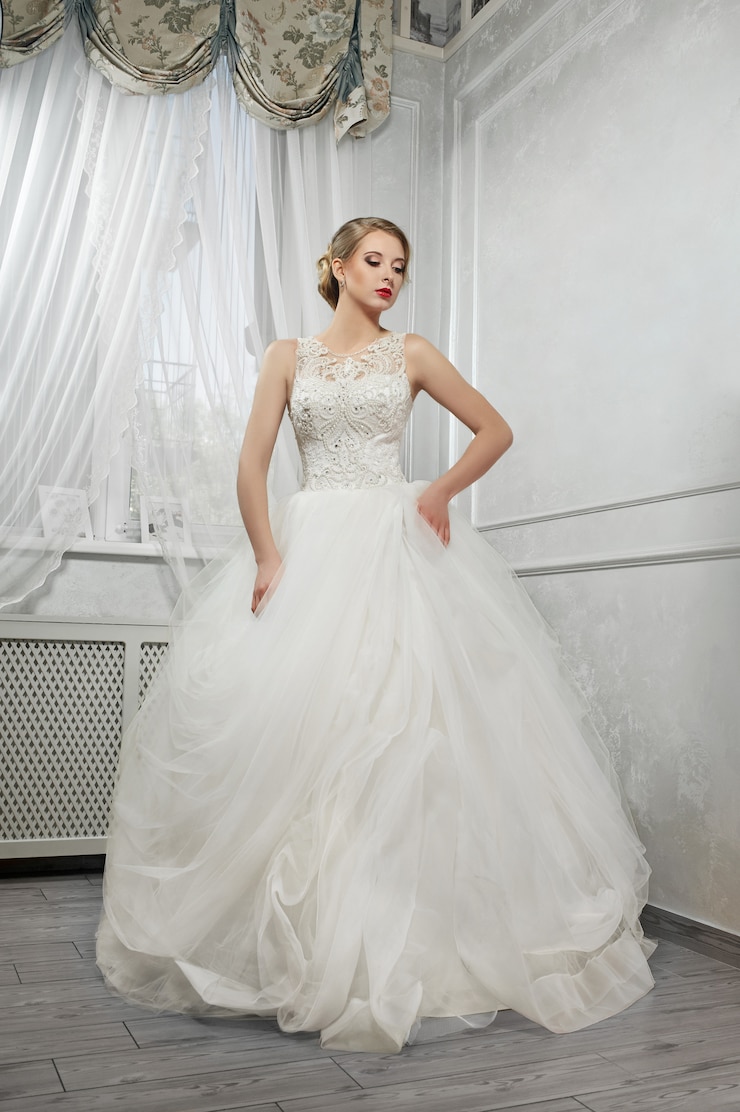Foto gratuito joven novia hermosa, mujer en vestido de novia blanco largo en pentecostés