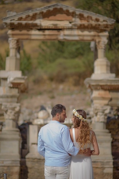 Foto gratuita joven novia y el novio en vestido de novia y boda causal