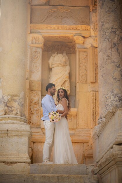 Joven novia y el novio en vestido de novia y boda causal