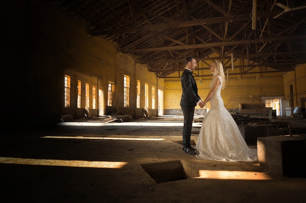 Joven novia y el novio en vestido de novia fotos de boda al aire libre