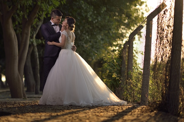 Joven novia y el novio en vestido de novia