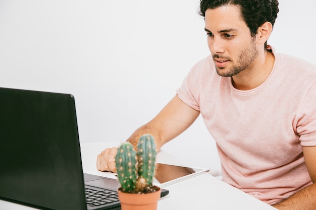 Foto gratuita joven en la oficina con camiseta