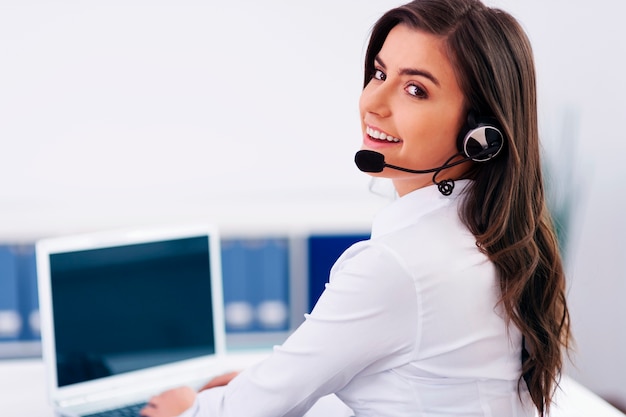 Joven operador con auriculares