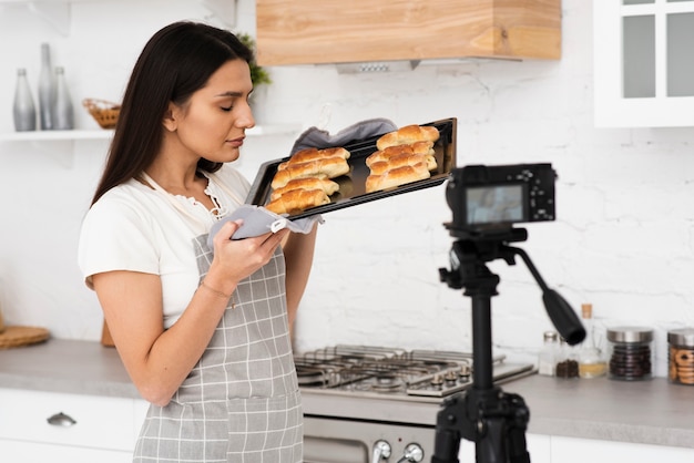 Foto gratuita joven orgullosa de sus pasteles