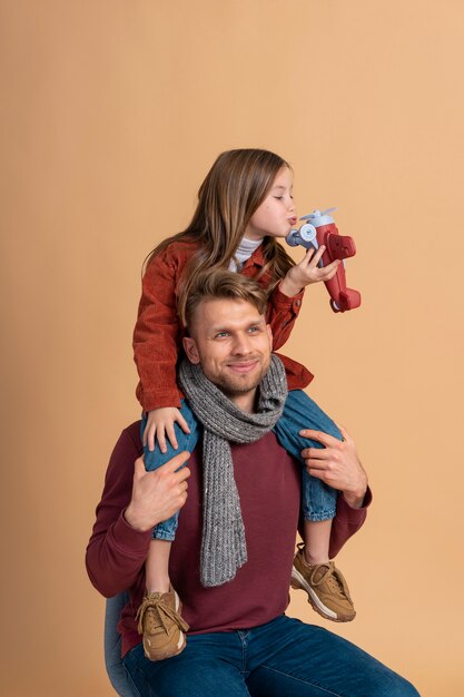 Joven padre e hija jugando juntos antes de viajar con avión de juguete