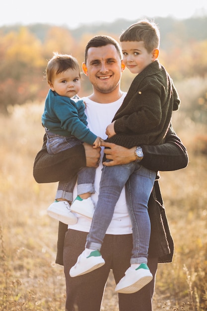 Joven padre con hijo pequeño juntos en el parque