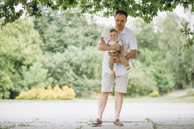 Joven padre con hijo pequeño en el parque