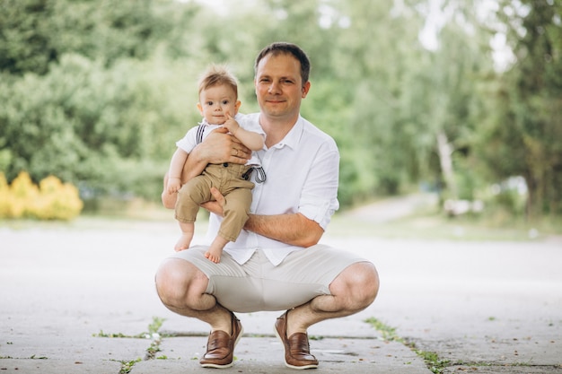 Joven padre con hijo pequeño en el parque