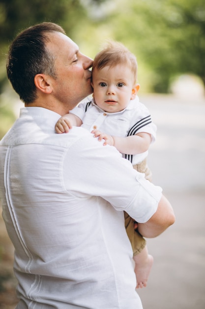 Joven padre con hijo pequeño en el parque