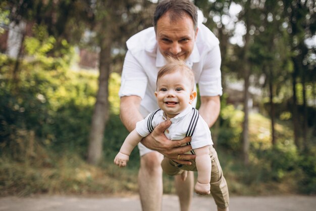 Joven padre con hijo pequeño en el parque