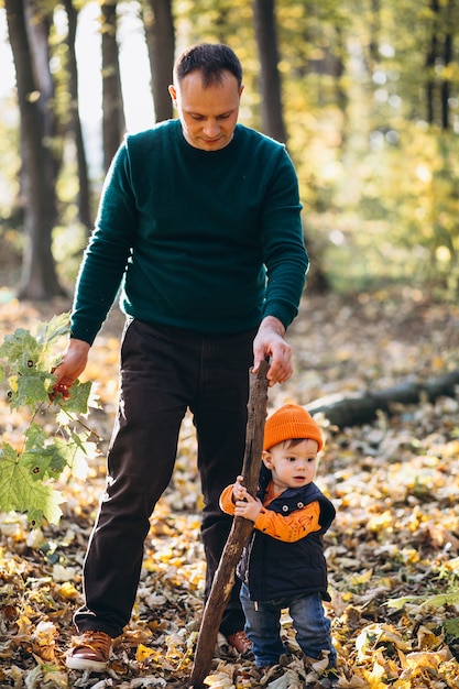 Joven padre con hijo pequeño en el parque