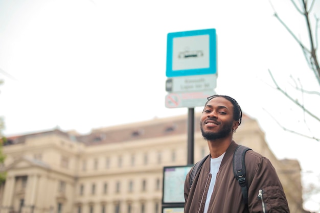 Foto gratuita joven en la parada del tranvía