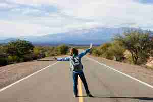 Foto gratuita joven parado en la carretera