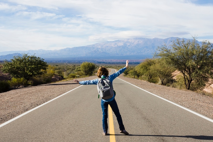Foto gratuito joven parado en la carretera