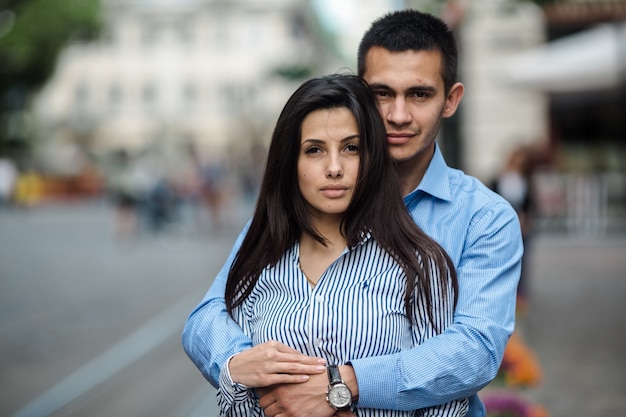 Joven pareja abrazando en la calle