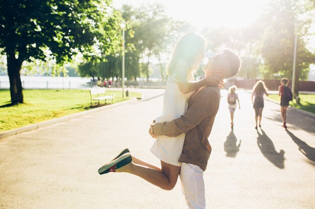 Joven pareja abrazando en el parque