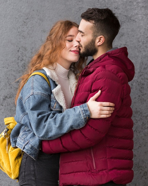 Foto gratuita joven pareja abrazándose