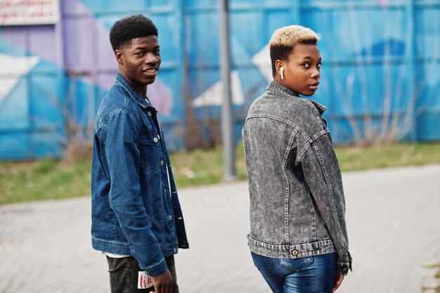 Joven pareja africana milenaria en la ciudad Amigos negros felices en chaquetas de jeans Concepto de generación Z