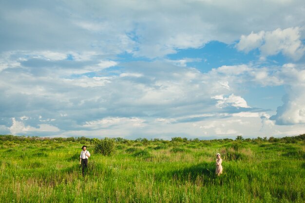 Joven pareja de agricultores en el campo.