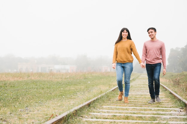 Foto gratuita joven pareja amorosa caminando por las pistas