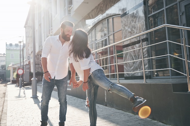 Foto gratuita una joven pareja amorosa divertida divertirse en un día soleado.