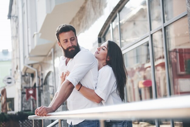 Una joven pareja amorosa divertida divertirse en un día soleado.