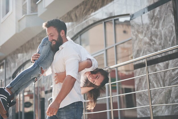 Una joven pareja amorosa divertida divertirse en un día soleado.