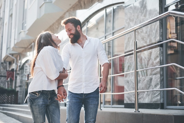 Una joven pareja amorosa divertida se divierte en un día soleado.