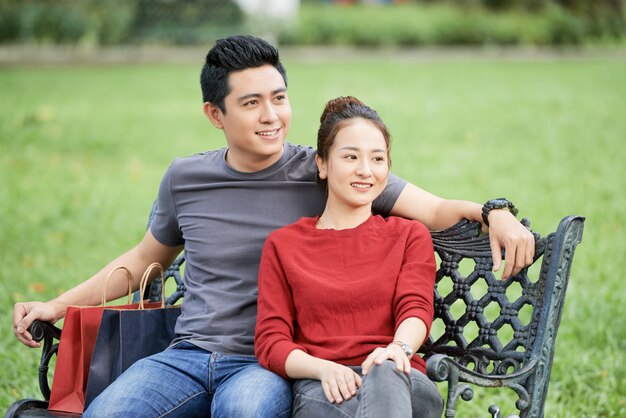 Joven pareja asiática