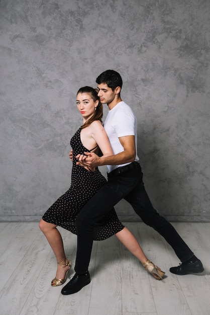 Joven pareja de baile bailando el tango