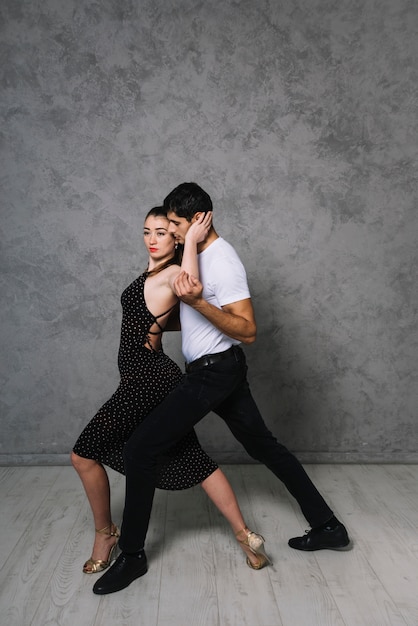 Joven pareja de baile bailando el tango