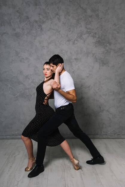 Joven pareja de baile bailando el tango