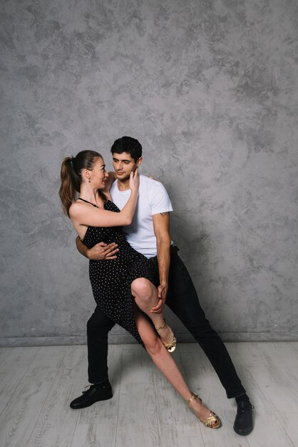 Joven pareja de baile bailando el tango