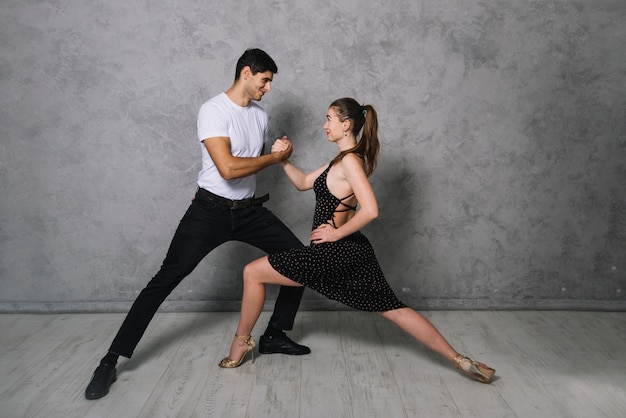 Joven pareja de baile bailando el tango