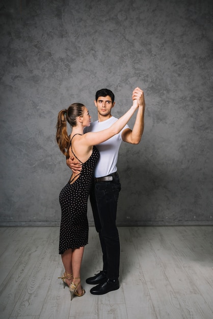 Foto gratuita joven pareja de baile bailando el tango