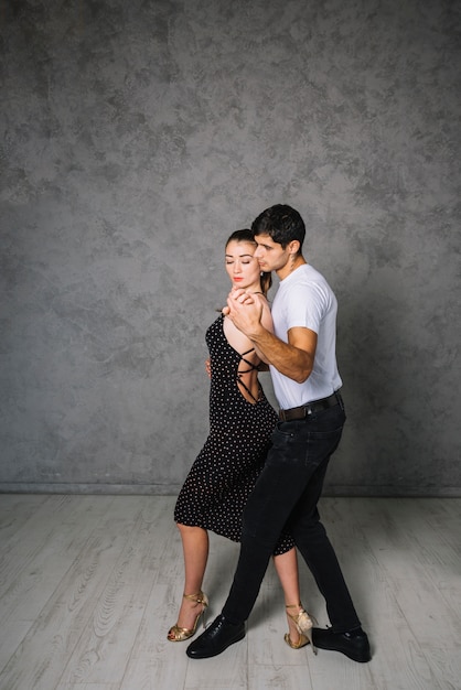 Foto gratuita joven pareja de baile bailando el tango