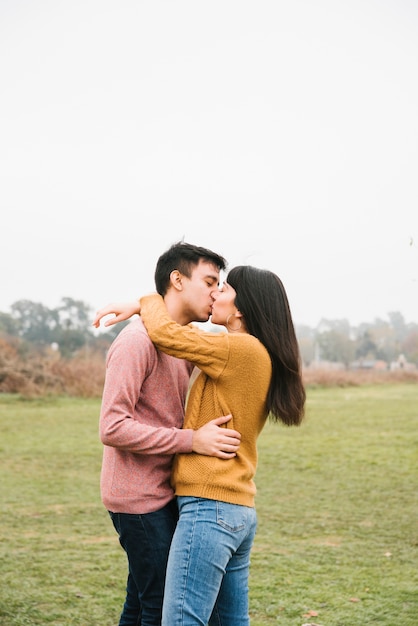 Foto gratuita joven pareja besándose en la naturaleza