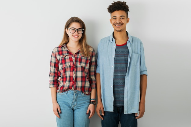 Joven pareja bonita, guapo hombre afroamericano negro, hermosa mujer en camisa, gafas, aislado sobre fondo blanco, juventud, estilo hipster, estudiantes, amigos juntos, sonriendo feliz chico y chica