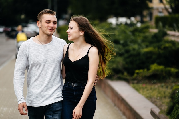 Joven pareja caminando y divirtiéndose