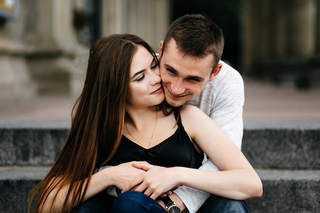 Joven pareja caminando y divirtiéndose