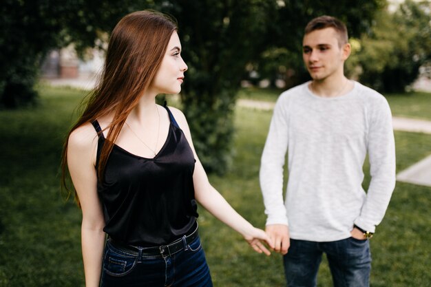 Joven pareja caminando y divirtiéndose