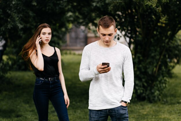 Joven pareja caminando y divirtiéndose