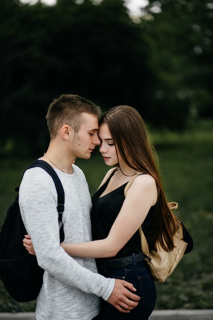 Joven pareja caminando y divirtiéndose