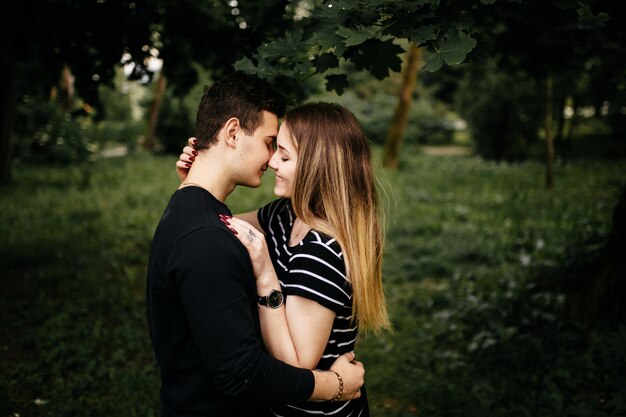 Joven pareja caminando y divirtiéndose